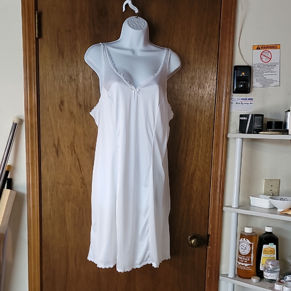 Warner's Elegant White Vintage Full Slip with Lace Detail EUC